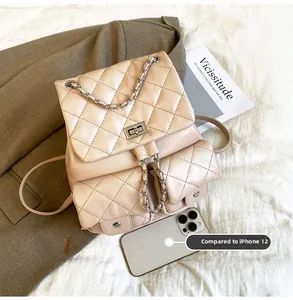Sac à dos beige matelassé avec comparaison de taille iPhone 12 pour dimensions compactes