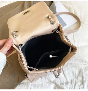 Vue détaillée de l'intérieur du sac à dos matelassé beige avec doublure en tissu noir