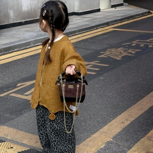 Fashionable kids bucket bag in dark brown suede with quilted diamond pattern and chain strap