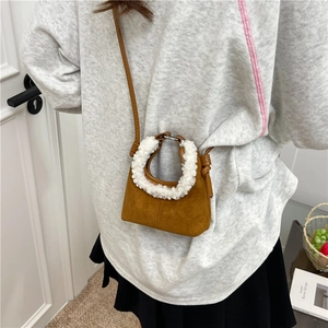 Mini sac à main en daim marron avec poignée en peluche blanche pour style automnal