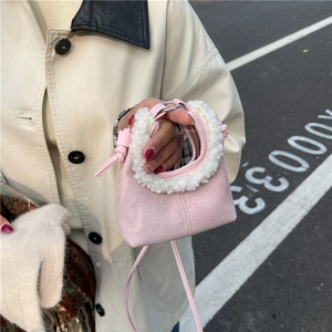 Mini sac à main en daim rose avec bordure en peluche blanche et anneaux en métal argenté