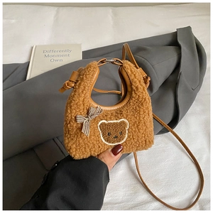 Détail du sac à bandoulière en peluche avec nœud à carreaux marron et texture douce