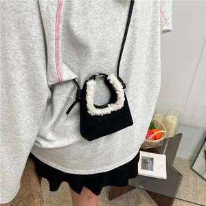 Mini sac à main en daim noir avec poignée en fausse fourrure blanche et bandoulière