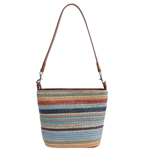 Dettaglio borsa a secchiello in paglia intrecciata a righe colorate e tracolla