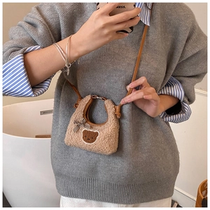 Détail du mini sac peluche marron avec écusson ours et nœud à carreaux pour fille
