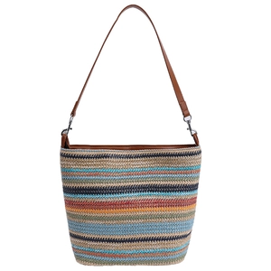 Borsa a secchiello intrecciata a righe arcobaleno con tracolla in pelle e stile boho