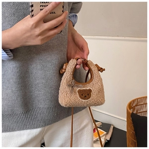 Détail du mini sac en laine d'agneau pelucheuse avec écusson ours et nœud à carreaux