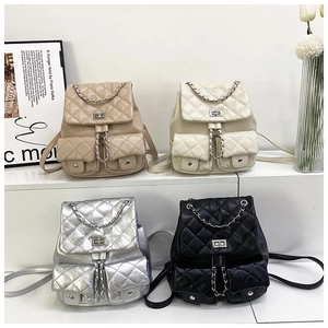 Mini sacs à dos matelassés en quatre couleurs avec détails de chaîne et poches