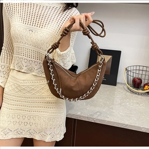 Sac hobo marron avec chaîne en métal argenté et détail de poignée en cuir noué