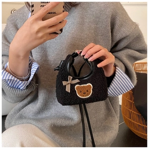 Détail du sac mignon en peluche ours noir pour filles avec nœud écossais et anse en cuir