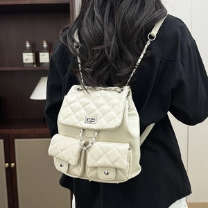 Sac à dos matelassé beige pour femme avec fermoir tournant en métal et doubles poches avant