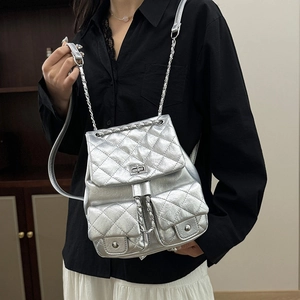 Sac à dos matelassé argenté pour femme avec bretelles en chaîne et fermoir pivotant chic