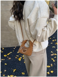 Sac bandoulière en peluche ours marron pour enfant dans un décor d'automne avec feuilles