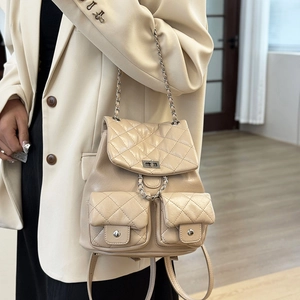 Sac à dos chic en cuir matelassé beige avec bandoulières et poches avant