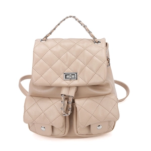 Sac à dos beige en cuir matelassé avec motifs à losanges et poignée en chaîne