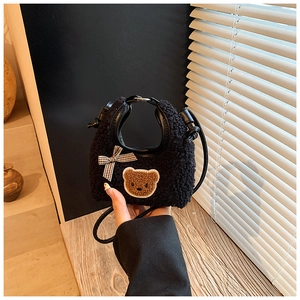 Détail du sac à main en peluche noire pour fille avec ours et décoration de nœud