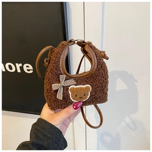 Détail du sac ours en peluche marron avec nœud et poignées en cuir pour enfant