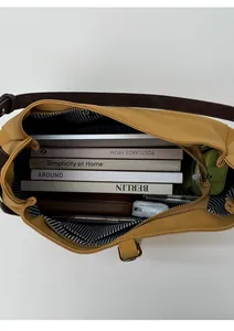 Vue intérieure du grand sac fourre-tout moutarde avec doublure rayée et grand espace