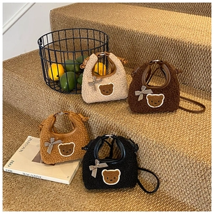 Détail de sacs à main en peluche pour enfants en beige, marron et noir avec ours et nœud