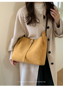 Vue détaillée du sac cabas rétro jaune gingembre en cuir avec sangle à boucle élégante