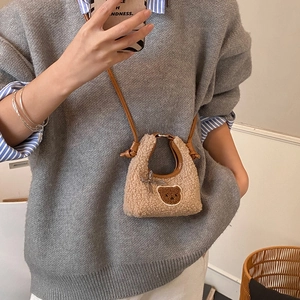Petit sac à bandoulière en peluche ours brun pour enfant avec nœud à carreaux