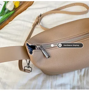 Detailansicht der khakifarbenen Lederhandtasche mit Silberbeschlägen und Streifenfutter