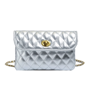 Detail der silbernen Stepptasche mit Metallic-Finish und goldenem Drehverschluss-Schloss