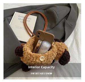 Détail de la capacité interne du sac à bandoulière peluche agneau sur un blazer