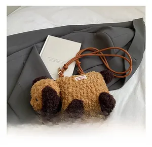 Détail du sac bandoulière chiot en peluche avec fourrure douce et bandoulière en cuir