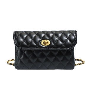 Klassische gesteppte schwarze Ledertasche mit goldenem Drehverschluss und Kettenriemen