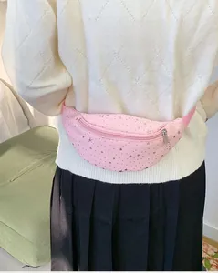 Marsupio rosa per bambini con stelle indossato su maglione bianco e gonna nera