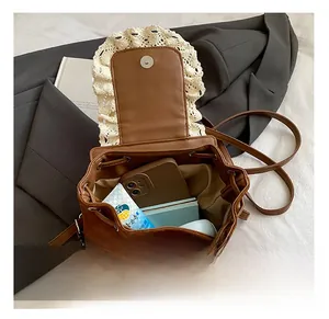 Vue intérieure du sac à dos marron à dentelle montrant la capacité pour les objets