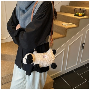 Détail du sac bandoulière mouton en sherpa avec étiquette festive Merry Christmas