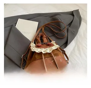 Détail du rabat du sac avec bordure en dentelle et décorations de champignons