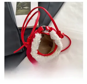 Vista dall'alto di una mini borsa rossa con bordo in peluche bianco e spazio interno