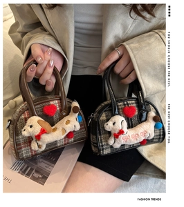 Détail de mini sacs à main à carreaux avec chiot en peluche et applique de cœur