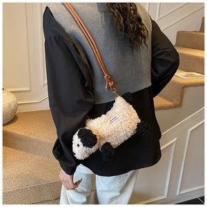 Enfant portant un sac bandoulière agneau en peluche douce avec une lanière en cuir brun