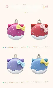 Collage con quattro zaini a forma di ciambella colorati con orecchie di gatto