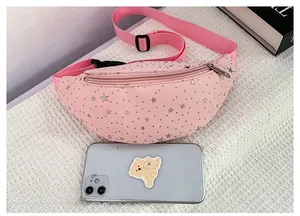 Marsupio rosa per bambini con stelle d'argento su sfondo bianco accanto a uno smartphone