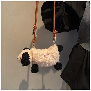 Détail du sac à bandoulière en peluche chiot avec sangle en cuir et étiquette de Noël