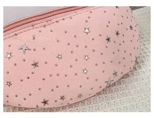 Dettaglio del marsupio rosa per bambini con paillettes a stella d'argento e cerniera
