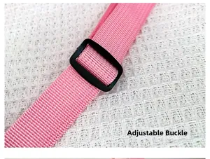 Dettaglio del cinturino rosa regolabile con fibbia in plastica nera per borsa da bambino
