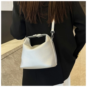 Silberne Handtasche aus Leder mit Lychee-Maserung als Umhängetasche in der Rückansicht