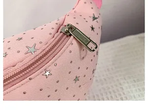 Dettaglio della borsa rosa con cerniera in metallo argentato e paillettes a stella