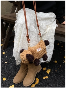 Gros plan du sac en peluche pour enfant avec étiquette de Noël sur un banc en bois