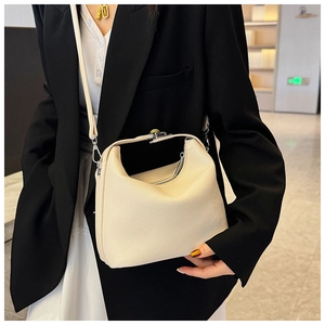 Elegante beige Handtasche aus Leder mit Lychee-Maserung zu einem Business-Outfit