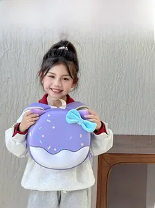 Dettaglio zainetto per bambini a ciambella viola con fiocco blu e granella colorata