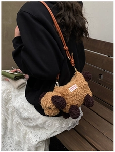 Détail du sac bandoulière chien en peluche avec étiquette Merry Christmas et lanière cuir