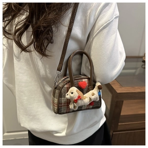 Détail du chiot en peluche sur mini sac à main à carreaux avec cœur rouge et bandoulière