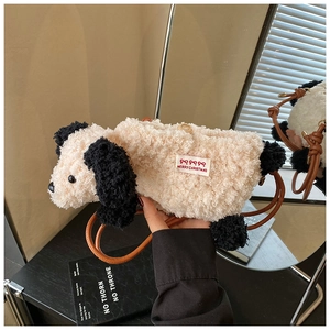 Détail du sac bandoulière chiot en peluche avec texture laine et bouton en bois chic